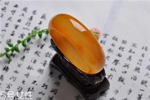 黃龍玉手鐲對(duì)身體好嗎？原來(lái)戴玉的好處這么多