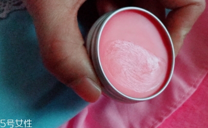 潤唇膏保質期是多久？過期的潤唇膏不建議使用