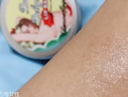 潤唇膏保質期是多久？過期的潤唇膏不建議使用