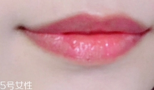 潤唇膏保質期是多久？過期的潤唇膏不建議使用