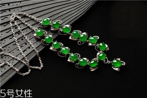翡翠項(xiàng)鏈一般多少錢？彰顯神圣高貴地位