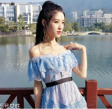 一字肩衣服怎么搭配？時髦精的高端裸露