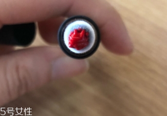 唇釉和口紅哪個(gè)不容易掉色？