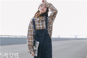 背帶褲怎么搭配？超減齡的小清新裝扮