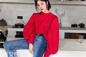 拼色牛仔褲怎么搭配？開春的最火的一條褲子