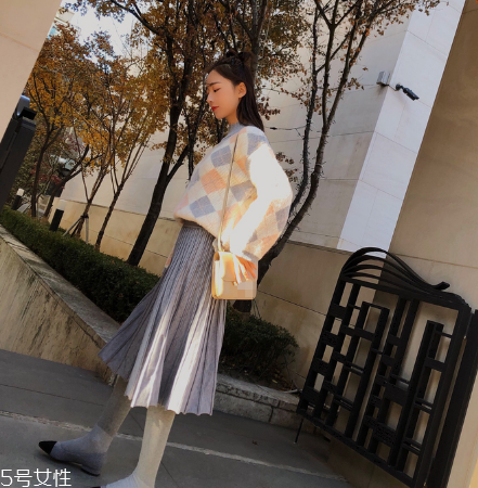 毛衣掉色嚴重怎么辦？巧用鹽水化解尷尬