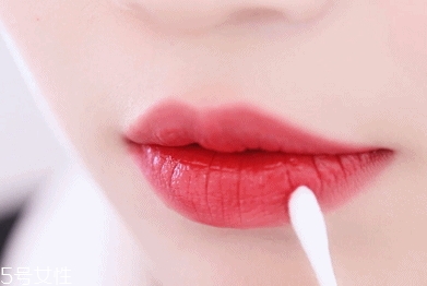 透明唇蜜哪個(gè)牌子好？打造玻璃唇效果