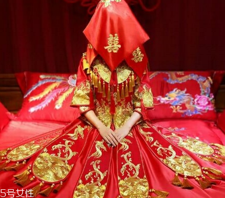 中式秀禾服和西式婚紗哪個(gè)好看？打造完美新娘