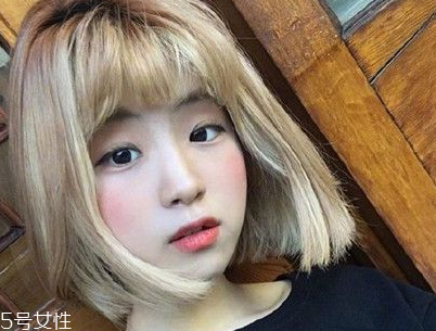 短頭發(fā)染什么顏色好看洋氣顯白？短發(fā)這樣弄好看又大方