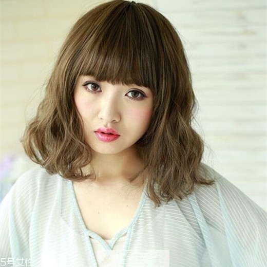 矮個子女生適合什么短發(fā)？氣質(zhì)齊肩卷發(fā)