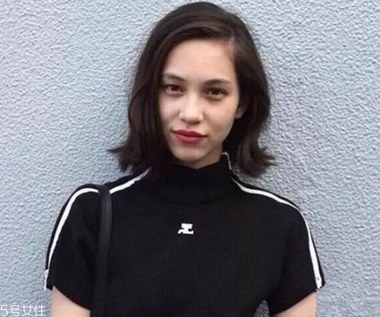 齊肩發(fā)怎么燙好看？女生發(fā)型設(shè)計與臉形搭配