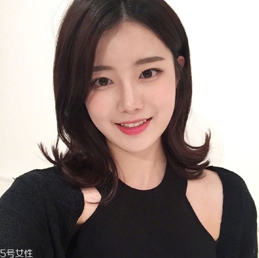 矮個子女生適合什么短發(fā)？氣質(zhì)齊肩卷發(fā)