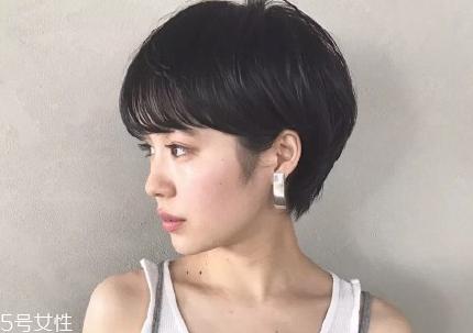 短頭發(fā)染什么顏色好看洋氣顯白？短發(fā)這樣弄好看又大方