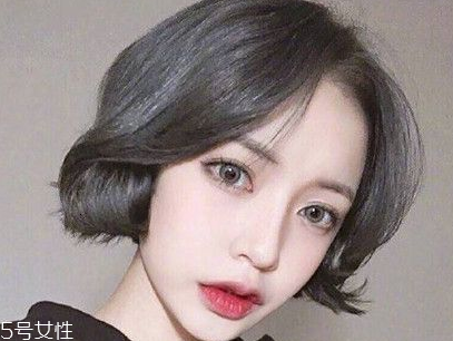 短頭發(fā)染什么顏色好看洋氣顯白？短發(fā)這樣弄好看又大方
