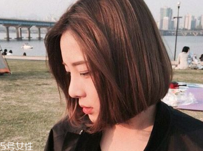 短頭發(fā)染什么顏色好看洋氣顯白？短發(fā)這樣弄好看又大方