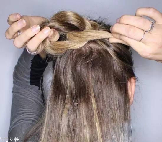 女生冬天長(zhǎng)發(fā)怎么編好看？長(zhǎng)發(fā)妹紙才懂得的痛