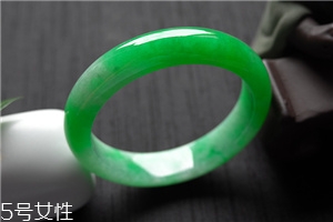 翡翠手鐲怎么戴進(jìn)去？巧用肥皂水來幫忙