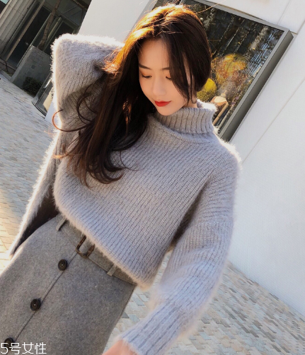 毛衣和針織衫哪個(gè)暖和？毛衣要更適合寒冬