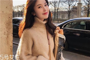 毛衣粘了碎頭發(fā)怎么辦？巧妙利用透明膠帶