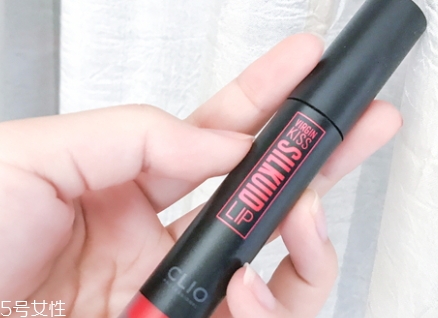 唇彩怎么涂？按照步驟涂抹