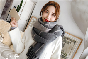 冬天系圍巾怎么扎頭發(fā)？適合搭配羽絨服的發(fā)型