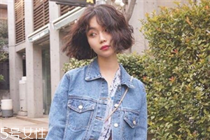 小波浪卷發(fā)怎么打理？焦糖色頭發(fā)超百搭