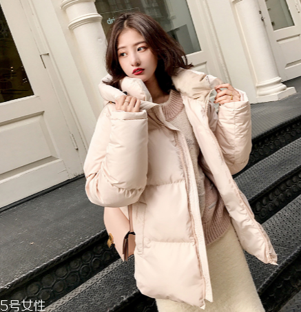 短款羽絨服怎么搭配？小個子女生的顯高利器