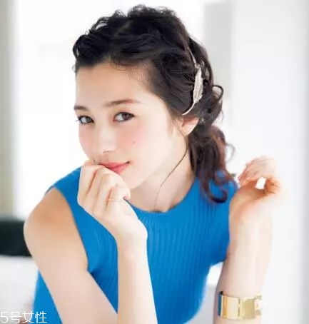 女生冬天長(zhǎng)發(fā)怎么編好看？長(zhǎng)發(fā)妹紙才懂得的痛