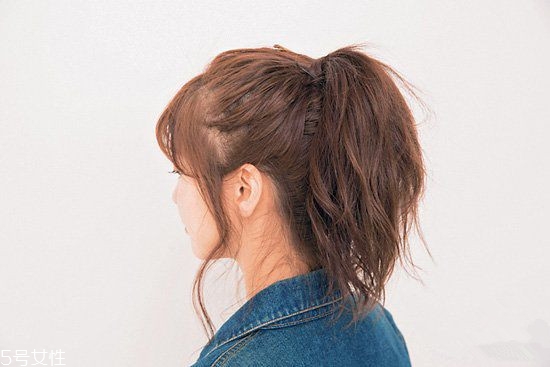 冬天系圍巾怎么扎頭發(fā)？適合搭配羽絨服的發(fā)型