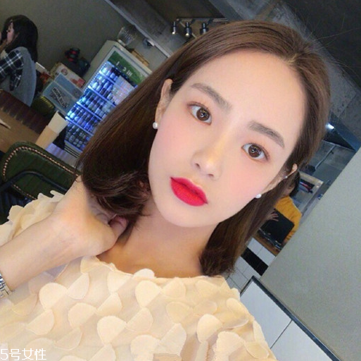 齊肩直發(fā)染什么顏色好看？簡(jiǎn)單好看的齊肩發(fā)扎法