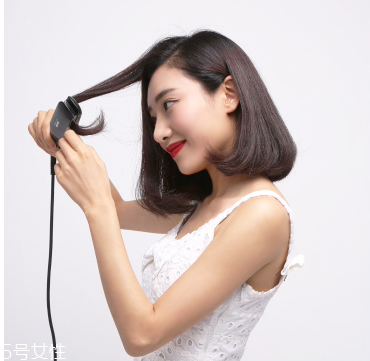 直發(fā)怎么弄卷發(fā)？直發(fā)夾板可以弄內扣