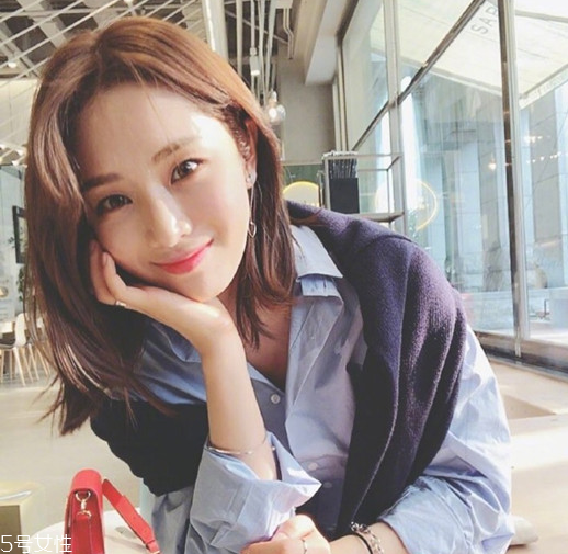 小波浪卷發(fā)怎么打理？焦糖色頭發(fā)超百搭