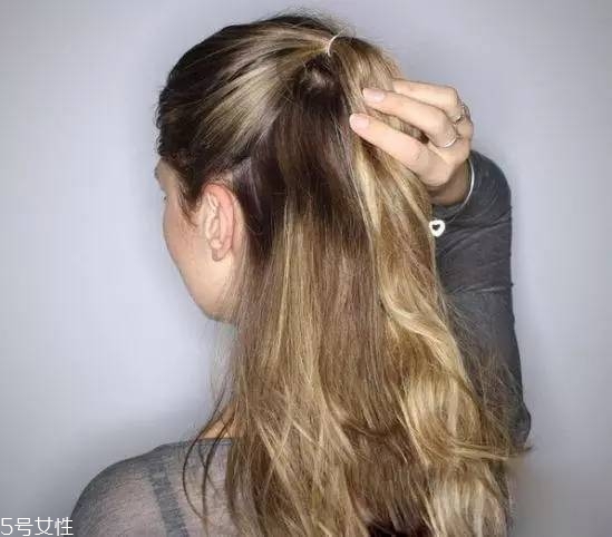女生冬天長(zhǎng)發(fā)怎么編好看？長(zhǎng)發(fā)妹紙才懂得的痛