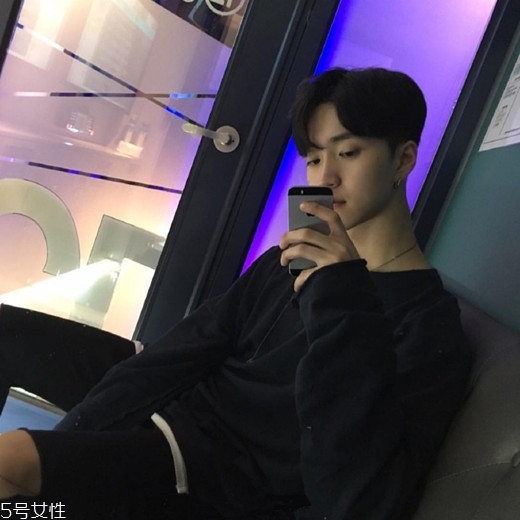 2022最流行發(fā)型顏色男生？男生潮流發(fā)型