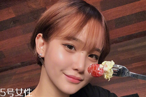 2018冬天流行什么發(fā)色？簡(jiǎn)單漂亮的披肩發(fā)