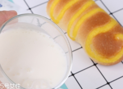 君樂寶芝士酸奶怎么喝？卡死在插吸管這一步