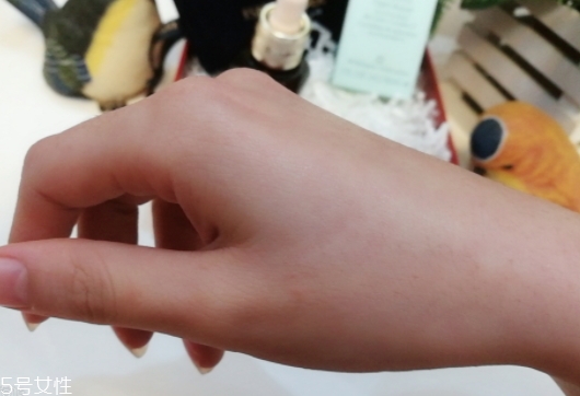 雅詩蘭黛適合痘痘肌嗎？