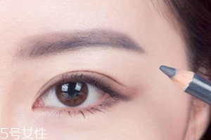 眉筆顏色怎么選擇？與發(fā)色一致不出錯