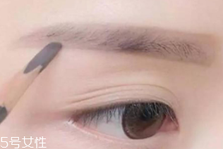 眉筆顏色怎么選擇？與發(fā)色一致不出錯