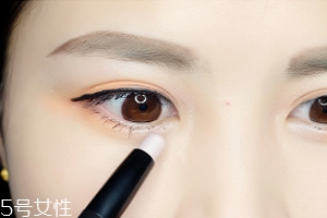 眼睛小怎么變大？畫一個臥蠶立即變大