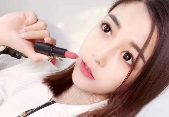 素顏適合什么顏色口紅？增添氣色又顯白