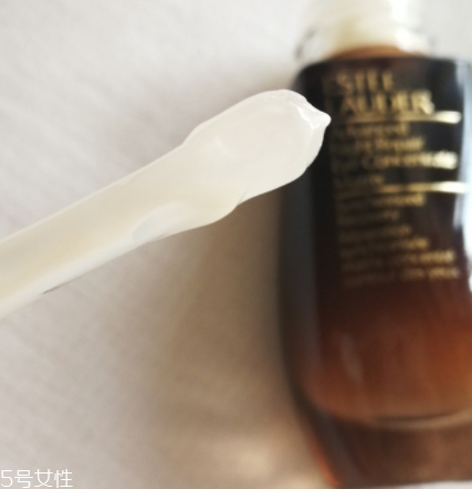 雅詩(shī)蘭黛精華液多少錢？年輕肌膚的秘密