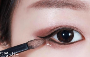 內(nèi)雙怎么畫眼影？使用啞光OR微珠光眼影