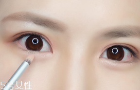內(nèi)雙怎么畫眼影？使用啞光OR微珠光眼影