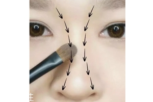 怎么把鼻梁畫高？小白都能駕馭的四步鼻梁修容法