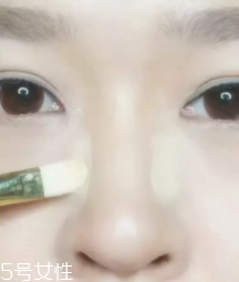怎么把鼻梁畫高？小白都能駕馭的四步鼻梁修容法