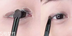 眼皮腫適合什么眼影？選用啞光色避開(kāi)珠光色