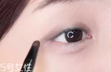 眼皮腫適合什么眼影？選用啞光色避開(kāi)珠光色