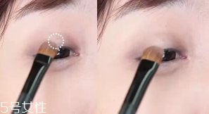 眼皮腫適合什么眼影？選用啞光色避開(kāi)珠光色