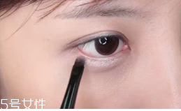 眼皮腫適合什么眼影？選用啞光色避開(kāi)珠光色